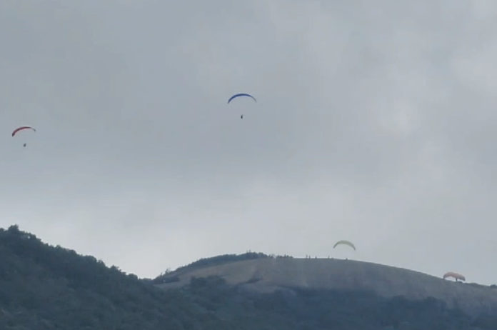 Pilotos do Hike & Fly durante a disputa deste sábado na Pedra Grade em Atibaia. Foto: Reprodução