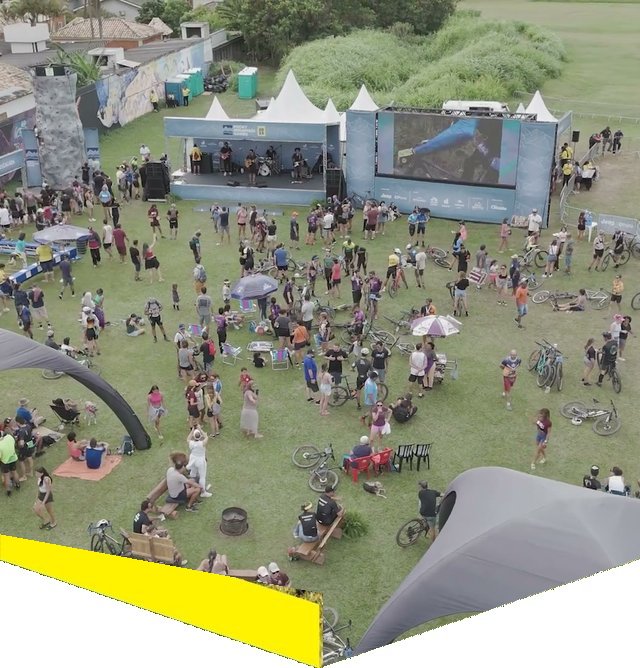 Vista de drone da arena do Rocky Mountain Games, com palco, telão e público