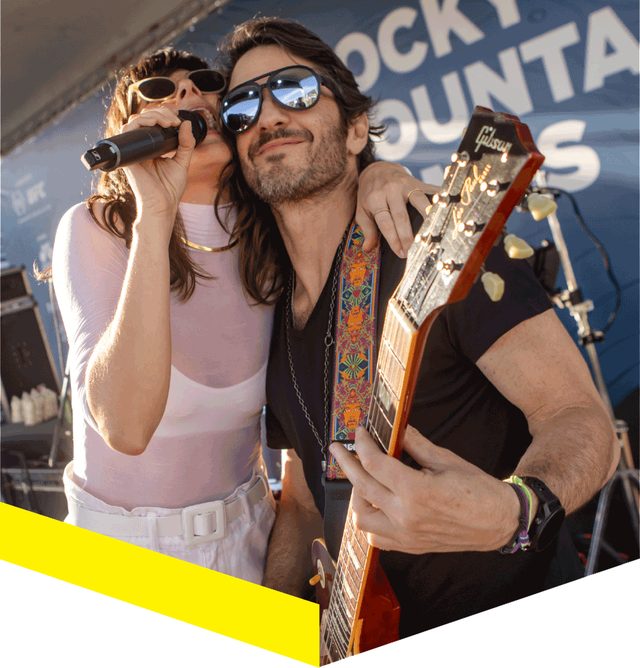 Banda ao vivo na arena do Rocky Mountain Games