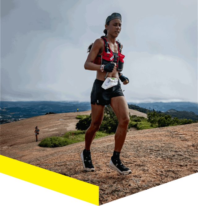 Atleta correndo em trilha de montanha no Rocky Mountain Games