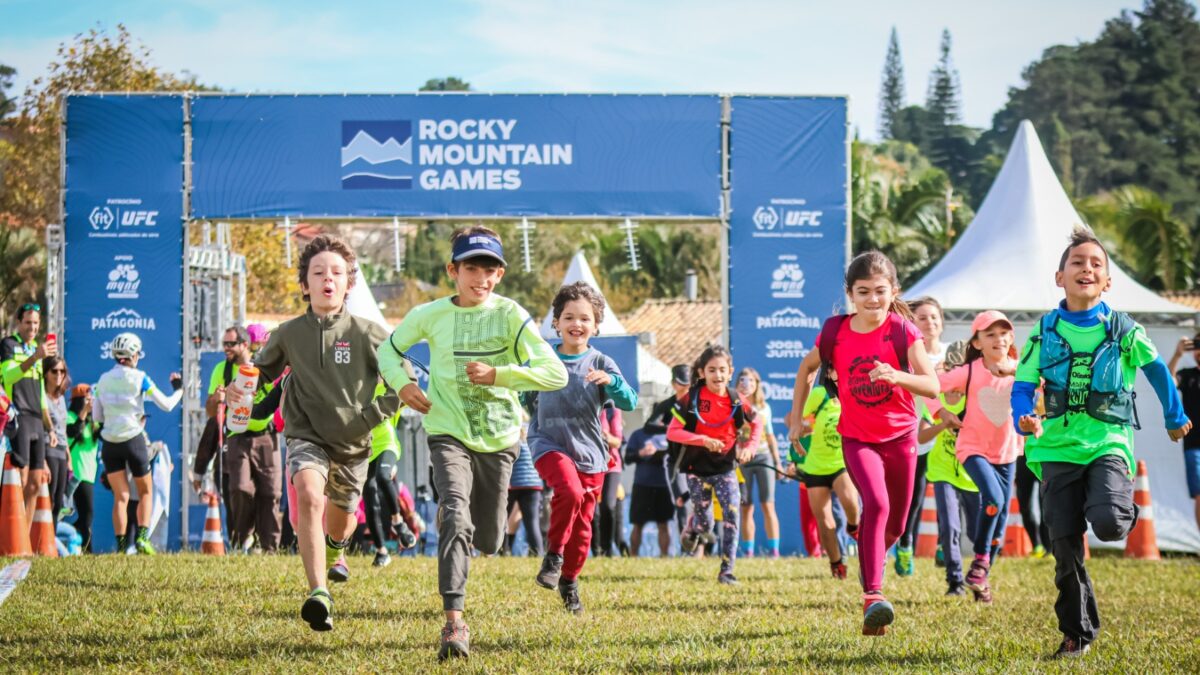 Crianças correndo no arco de largada do Rocky Mountain Games