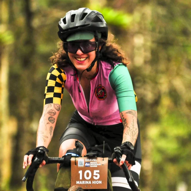 Uma prova única de gravel: o Rocky Mountain Games colocou na pista uma experiência especial. Com um percurso pensado para gravel, é bem menos técnico do que o mountain bike, mas compartilha dos mesmos visuais e paisagem incríveis do circuito. ✨️

Uma prova mais curta e com mais altimetria relativa do que costuma ter por aí, te oferece muitos jeitos de encarar o desafio. A altimetria pede o treino de subida em dia, mas você não vai precisar tirar dias pra fazer essa prova. Combina com agenda de treino apertada, combina com vontade de bater seu tempo fazendo uma prova explosiva, e combina até com uma experiência mais light, com festa e diversão. Você escolhe! A certeza é: as melhores vibes te esperam em Campos! 😎
