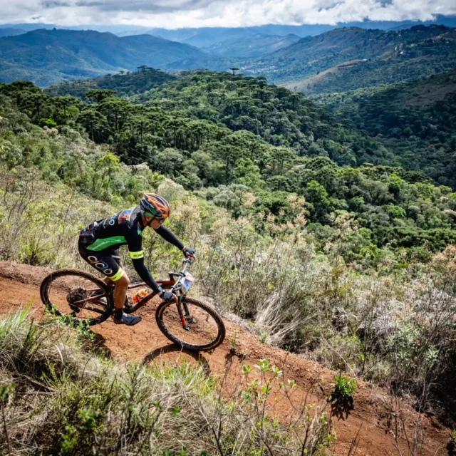 Olha o que te espera nas provas de mountain bike da Etapa Campos 2025! Não é à toa que esse destino é um dos mais importantes para a modalidade no Brasil. Campos é sinônimo de qualidade, com muita trilha e singletrack, paisagens alucinantes e aquele respiro com um pouco de estradão. Tudo isso no mar de araucárias que é nosso DNA 100% brasileiro.

Os percursos são totalmente inéditos, explorando o lado B de Campos. Nada de trilhas batidas. Prepare-se para se surpreender e se divertir muito. O MTB 25 km está mais acessível tecnicamente, com cerca de D+ 1.000m de altimetria. O MTB 50km vai ser um provão, com aproximadamente D+ 1.500m de desnível, muita trilha e recompensas à altura do esforço. 

Qual vai ser o seu? Escolha e bora ter um dia de superação incrível 25 de outubro. Além disso, nova arena mais caprichada do que nunca e inscrição com preço imbatível. Para garantir sua vaga, corre no link da bio